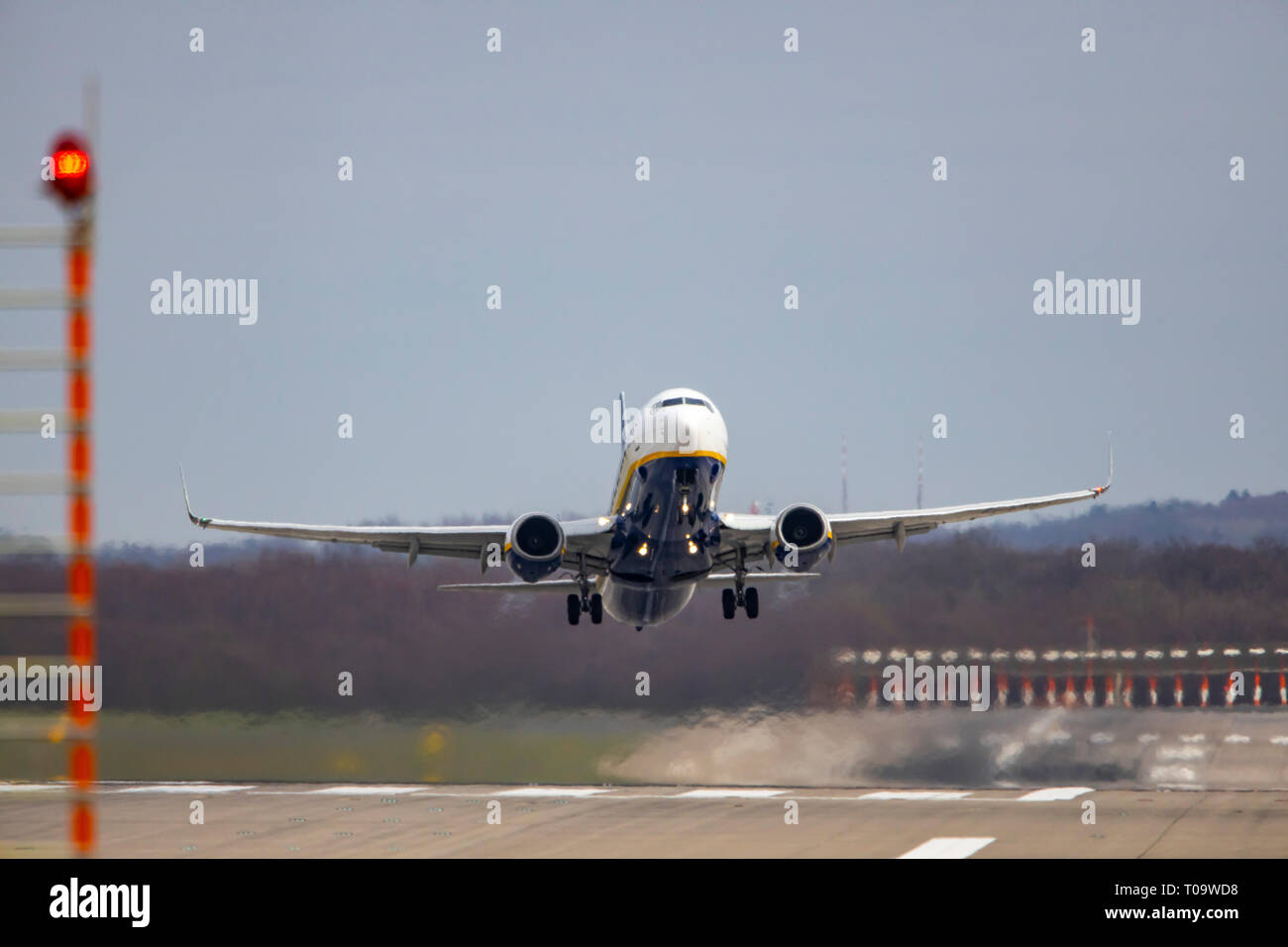 El Aeropuerto Internacional de Dusseldorf, DHE, Ryanair avión en el despegue, Foto de stock