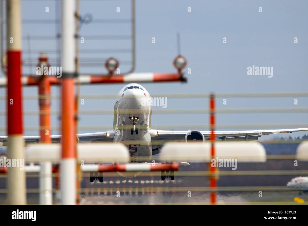 El Aeropuerto Internacional de Dusseldorf, DHE, Eurowings Airbus en el despegue, Foto de stock