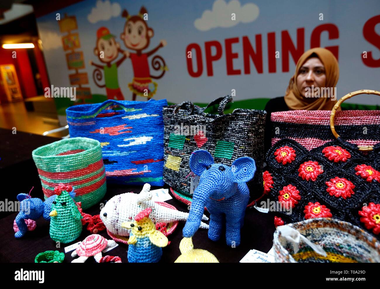 Beirut, Líbano. 18 Mar, 2019. Productos hechos de materiales reciclados son  vistos durante una exposición con motivo del Día Mundial de reciclaje en  Beirut, Líbano, el 18 de marzo de 2019. Crédito: