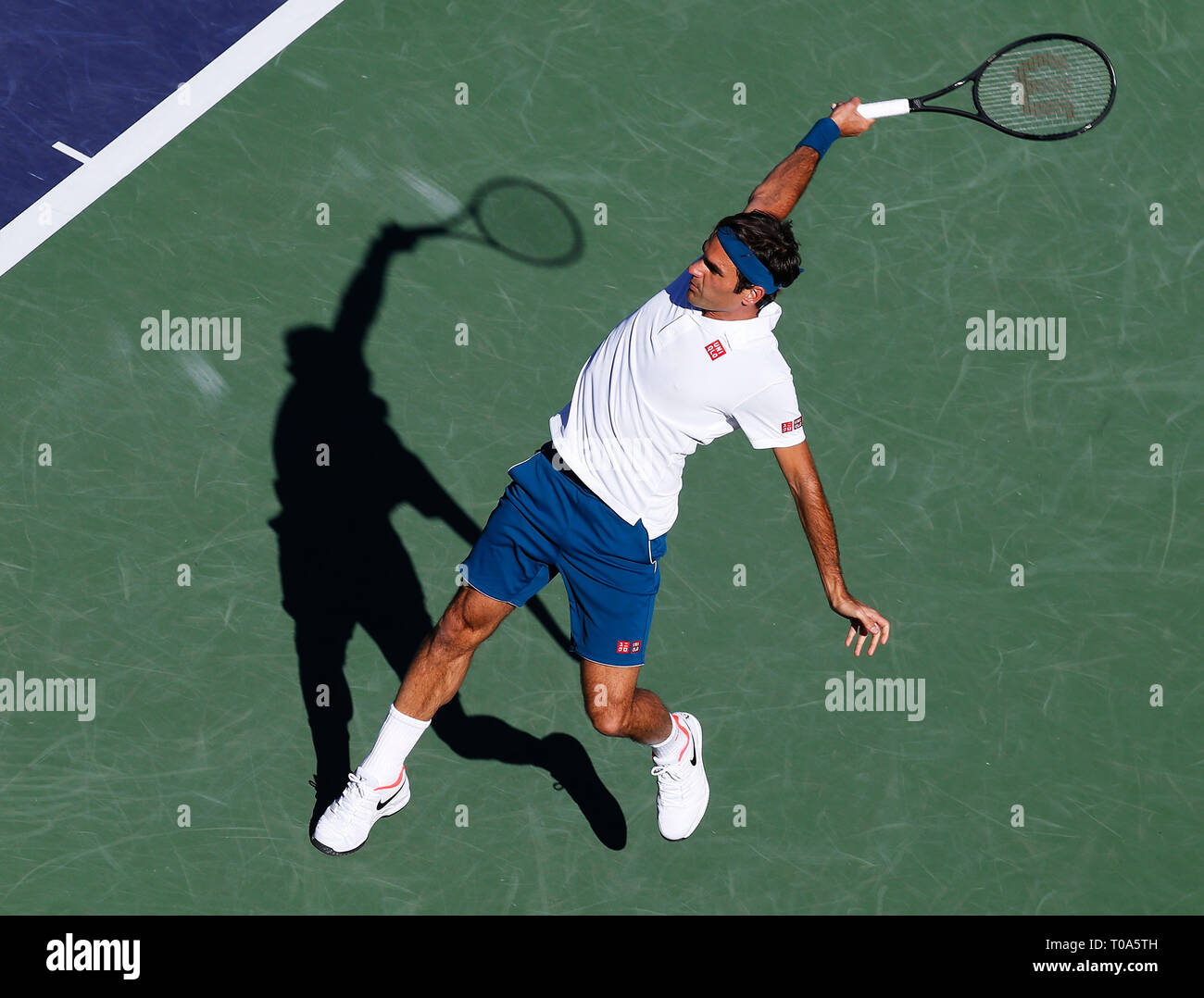 Roger Federer (sui) devuelve un tiro contra Dominic Thiem (AUT) durante el  partido de finales individuales masculino en el BNP Paribas Open 2019 en el Indian  Wells Tennis Garden en Indian Wells,