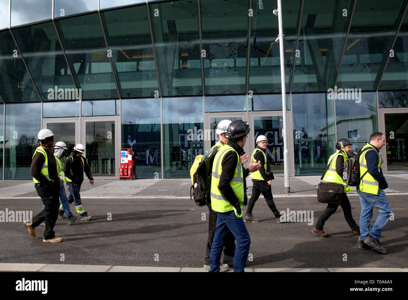 Los trabajadores se consideran fuera de Tottenham Hotspur del nuevo estadio. El club de fútbol han confirmado que jugarán el primer partido en su nuevo estadio de White Hart Lane, contra el Crystal Palace el miércoles 3 de abril de 2019. Foto de stock