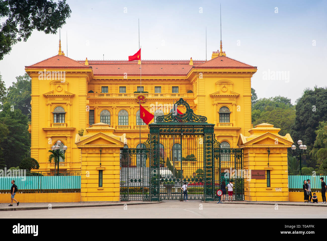 Palacio Presidencial, Hanoi, Vietnam, en Asia. El palacio fue construido en el año 1900 -1906 y diseñado por el arquitecto francés Auguste Henri Vildieu Foto de stock