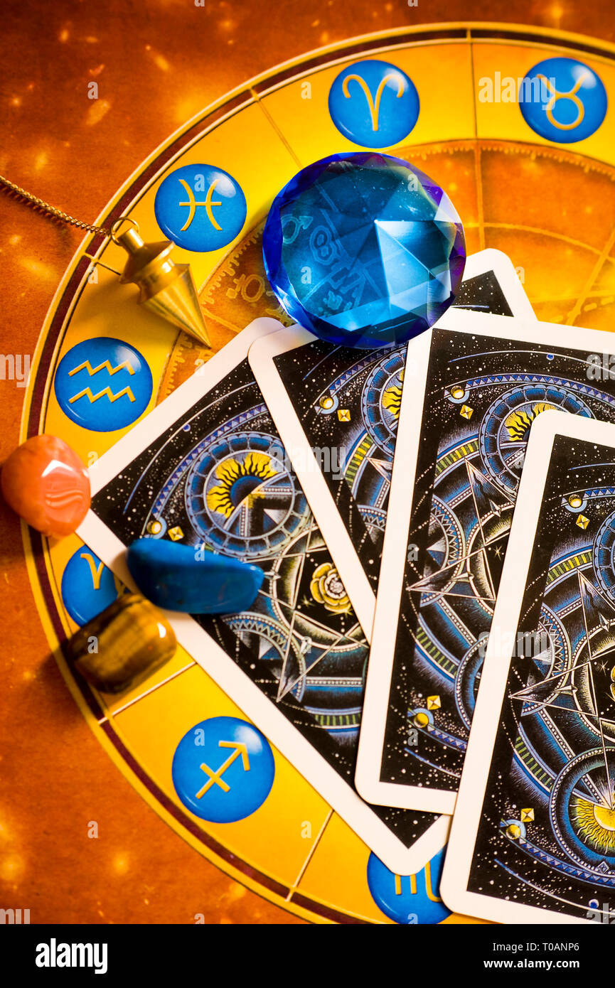 La astrología y el tarot cards Fotografía de stock - Alamy