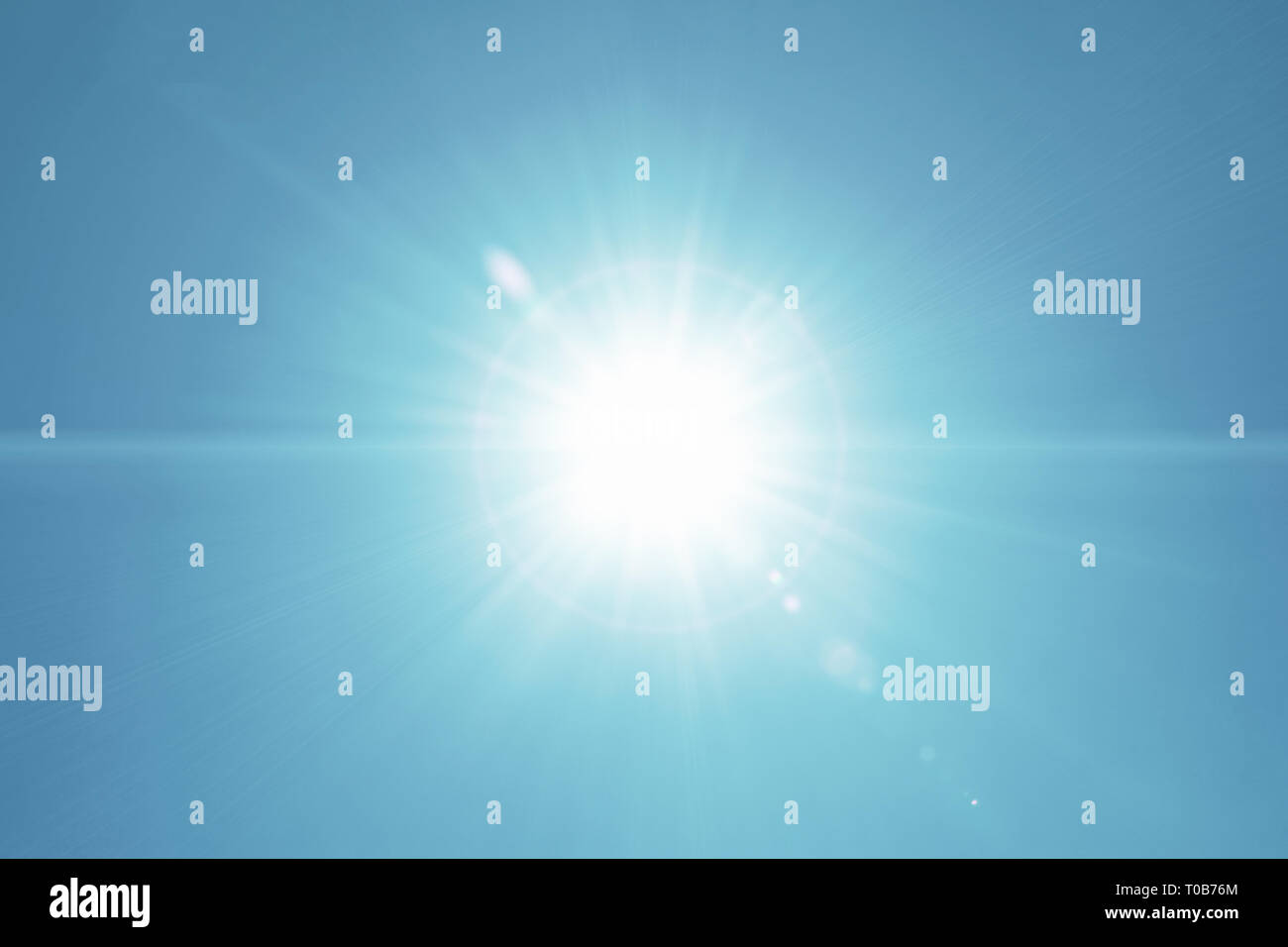 La luz solar Motion Lens Flare en claro sobre fondo de cielo azul real Foto de stock