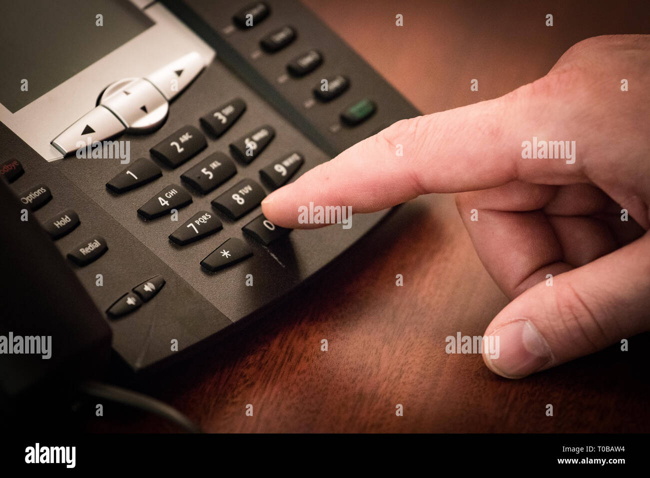 Llamada de teléfono para marcar los dedos en un teléfono de marcación por tonos. Foto de stock