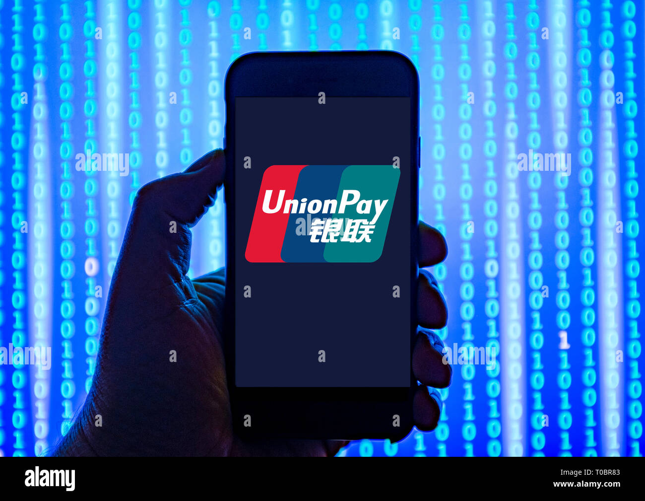 Titular de UnionPay de teléfonos inteligentes con el logotipo que se muestran en la pantalla. De UnionPay de China fis FINANCIAL SERVICES CORPORATION Foto de stock