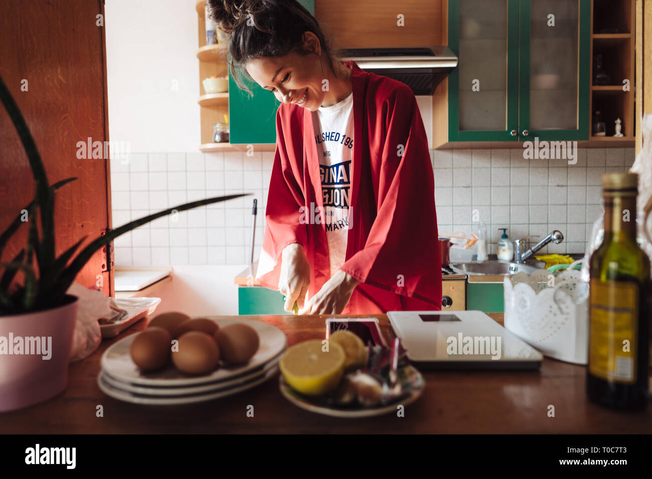 Hermosa joven mujer vistiendo Pijama preparando el desayuno Foto de stock