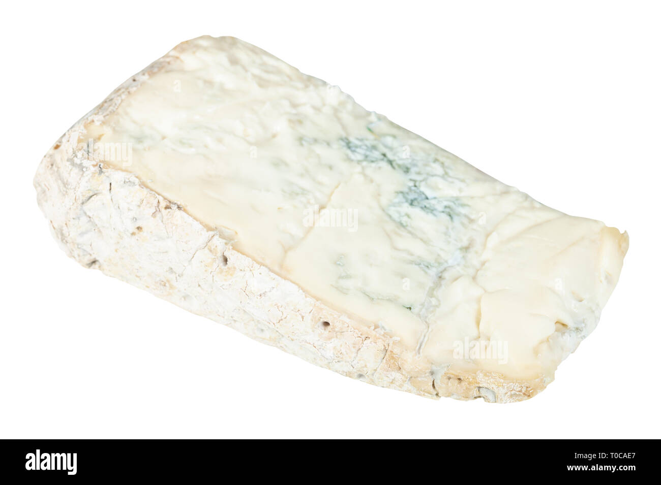 Trozo de Gorgonzola italiano local de queso azul suave aislado sobre fondo blanco. Foto de stock