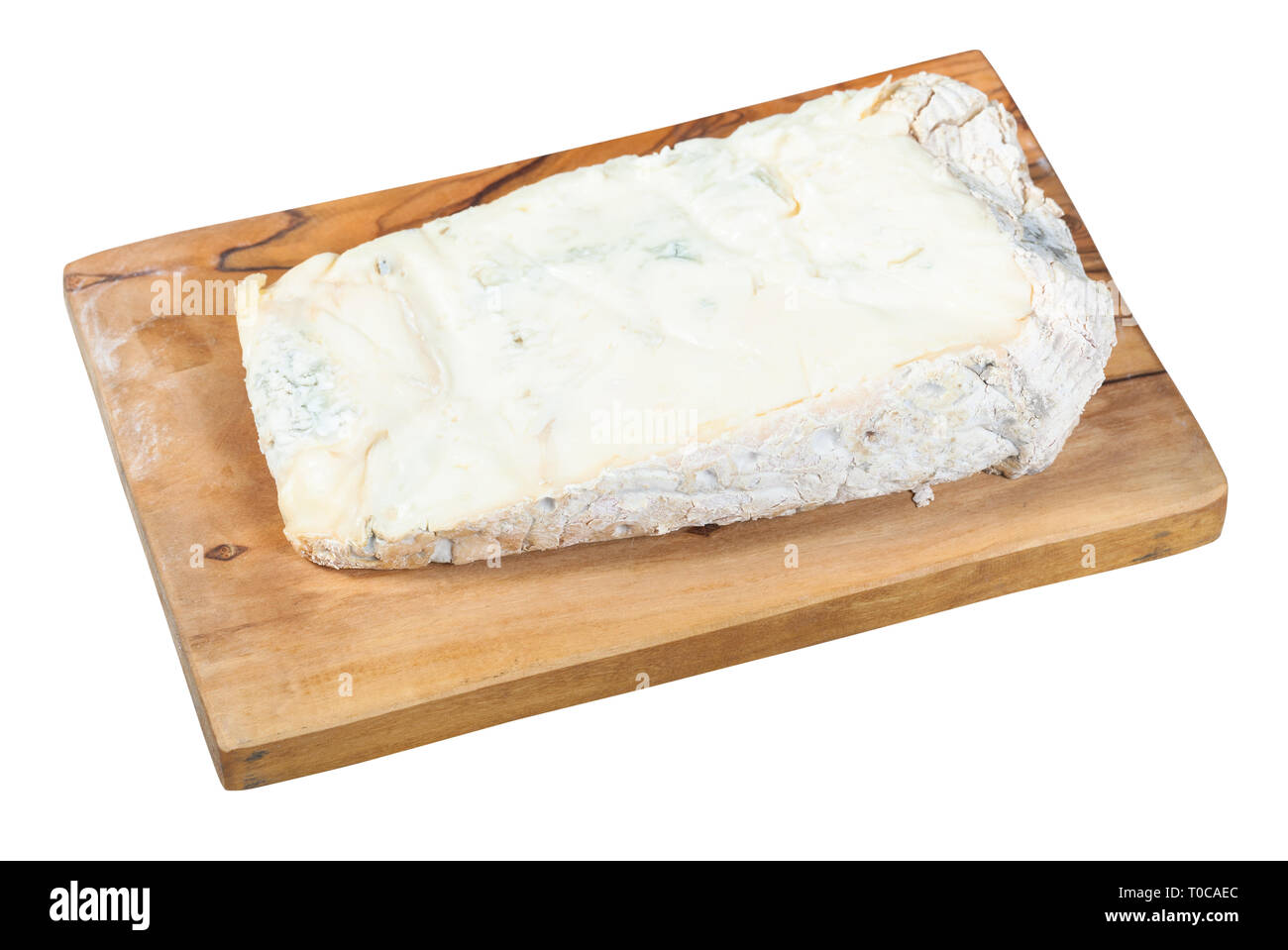 Trozo de Gorgonzola italiano local de queso azul suave sobre la placa de corte en madera de olivo aislado sobre fondo blanco. Foto de stock