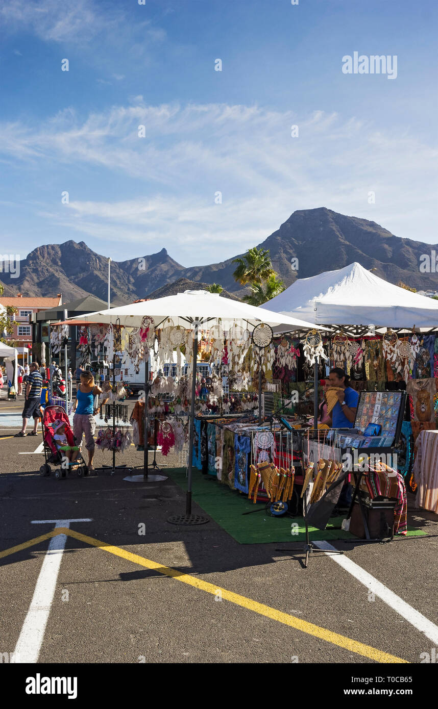 Mercado turístico en Costa Adeje, Tenerife con expositores y tiendas  turísticas Fotografía de stock - Alamy