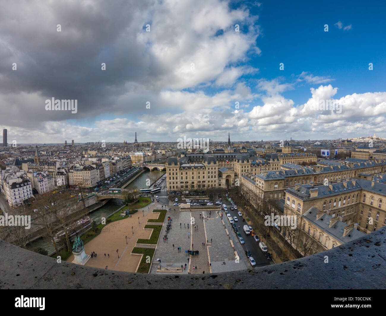 Gran vista panorámica de la catedral de Notre Dame de París en un día hermoso. Su también visible más populares monumentos parisinos, La Torre Eiffel, el museo del Louvre. Foto de stock