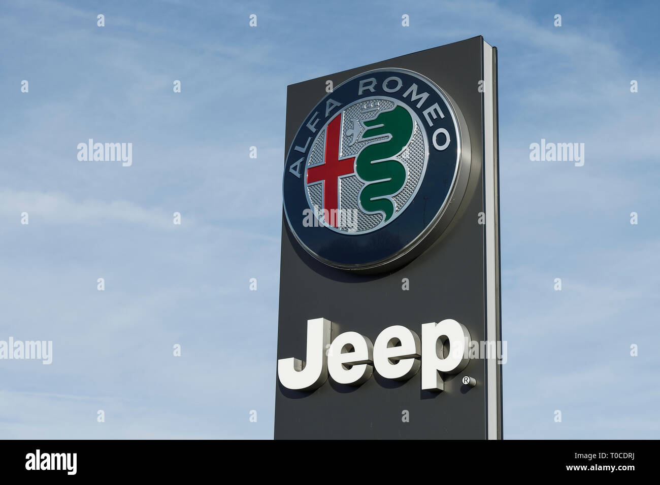 Cerrar detalle de un Alfa Romeo y Jeep concesionario de coches sign Foto de stock