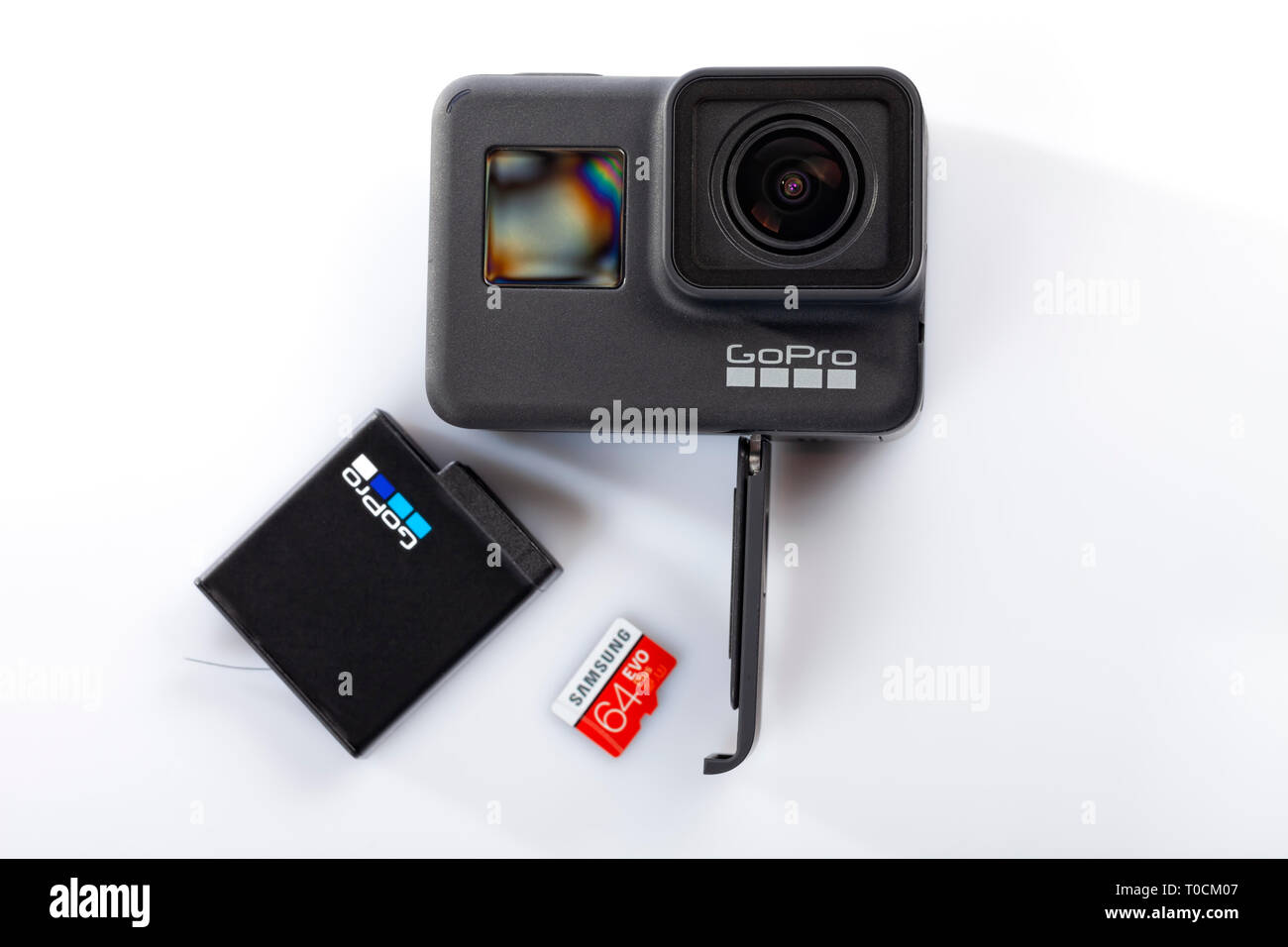 Detalle de la forma correcta para insertar la batería y la tarjeta de  memoria en la nueva GoPro Hero 7 aislado negro sobre blanco Fotografía de  stock - Alamy