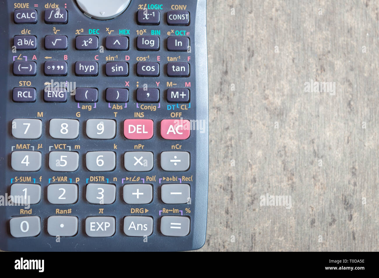 Una calculadora científica negro mantienen sobre una mesa con espacio de  copia de escritura de texto Fotografía de stock - Alamy