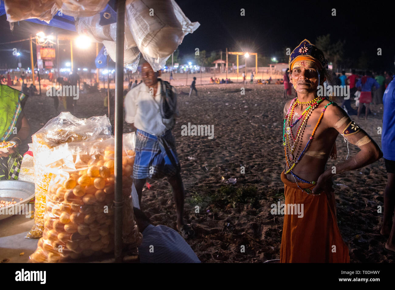 Mujer vestido como dios hindú, Tamil Nadu, India, Asia Foto de stock