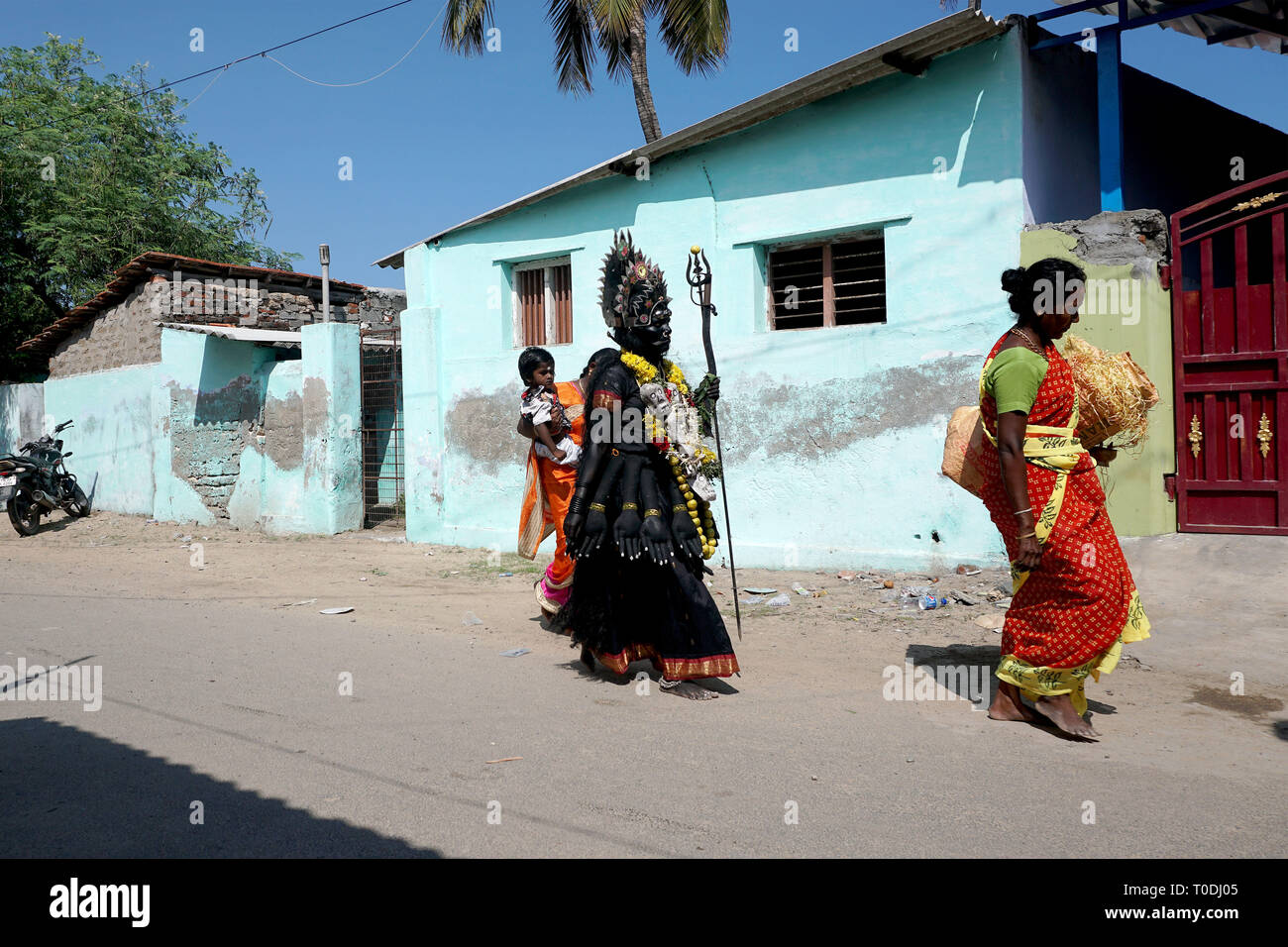 Mujer vestido como dios hindú, Thoothukudi, Tamil Nadu, India, Asia Foto de stock