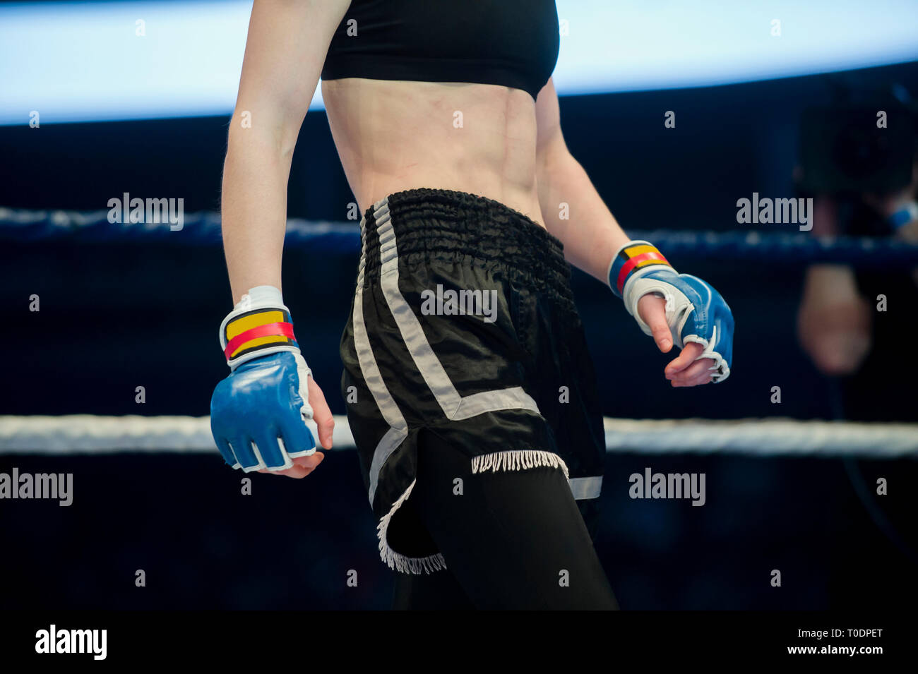 Mixed Martial cazas en el suelo de arena durante la competencia. Las mujeres MMA fighter lucha en piso ring Foto de stock