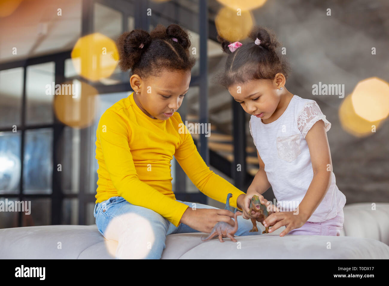 Concentra Niños jugando junto con animales artificiales Foto de stock