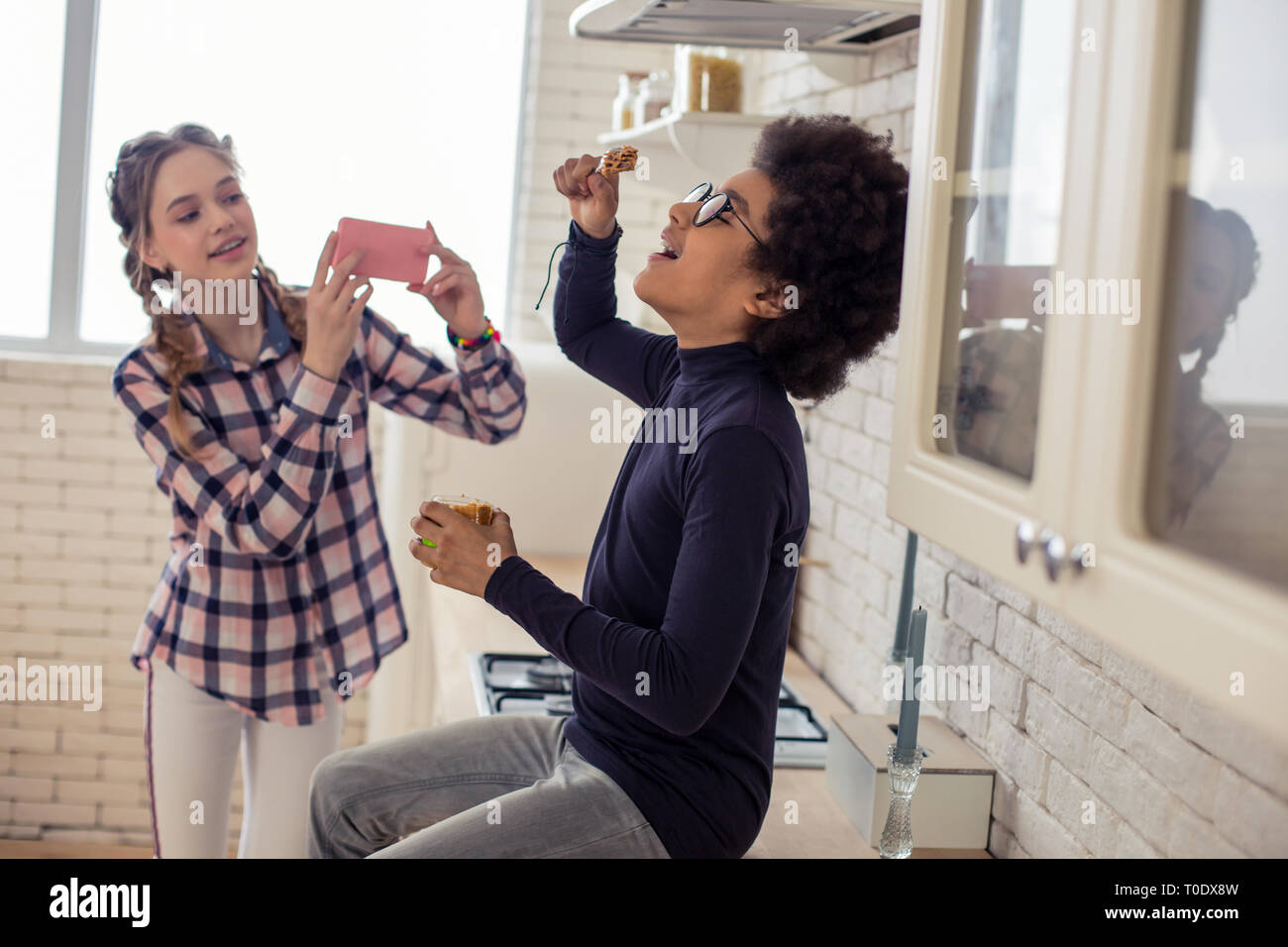 Alegres Niños jugando junto con la comida en la cocina Foto de stock