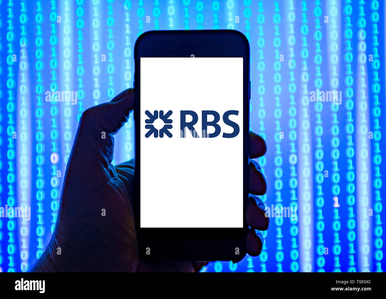Persona sosteniendo el teléfono inteligente con RBS bank logotipo mostrado en la pantalla. Foto de stock