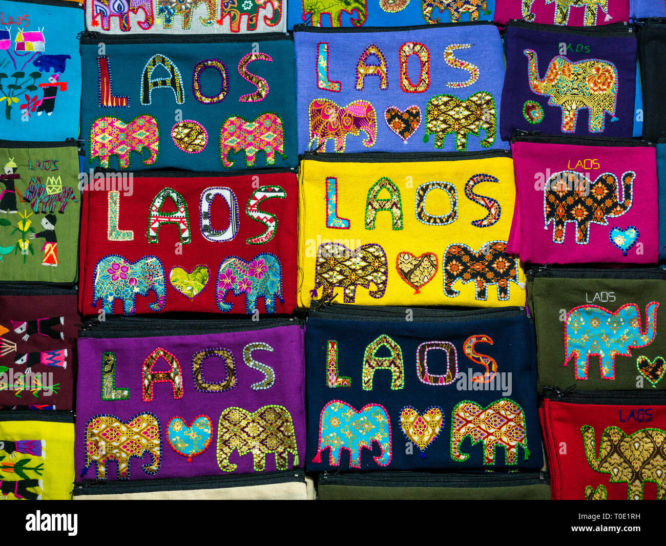 Visualización de coloridos bolsos con Laos y elefantes recuerdos turísticos pegado al mercado nocturno, en Luang Prabang, Laos, Sudeste de Asia Foto de stock