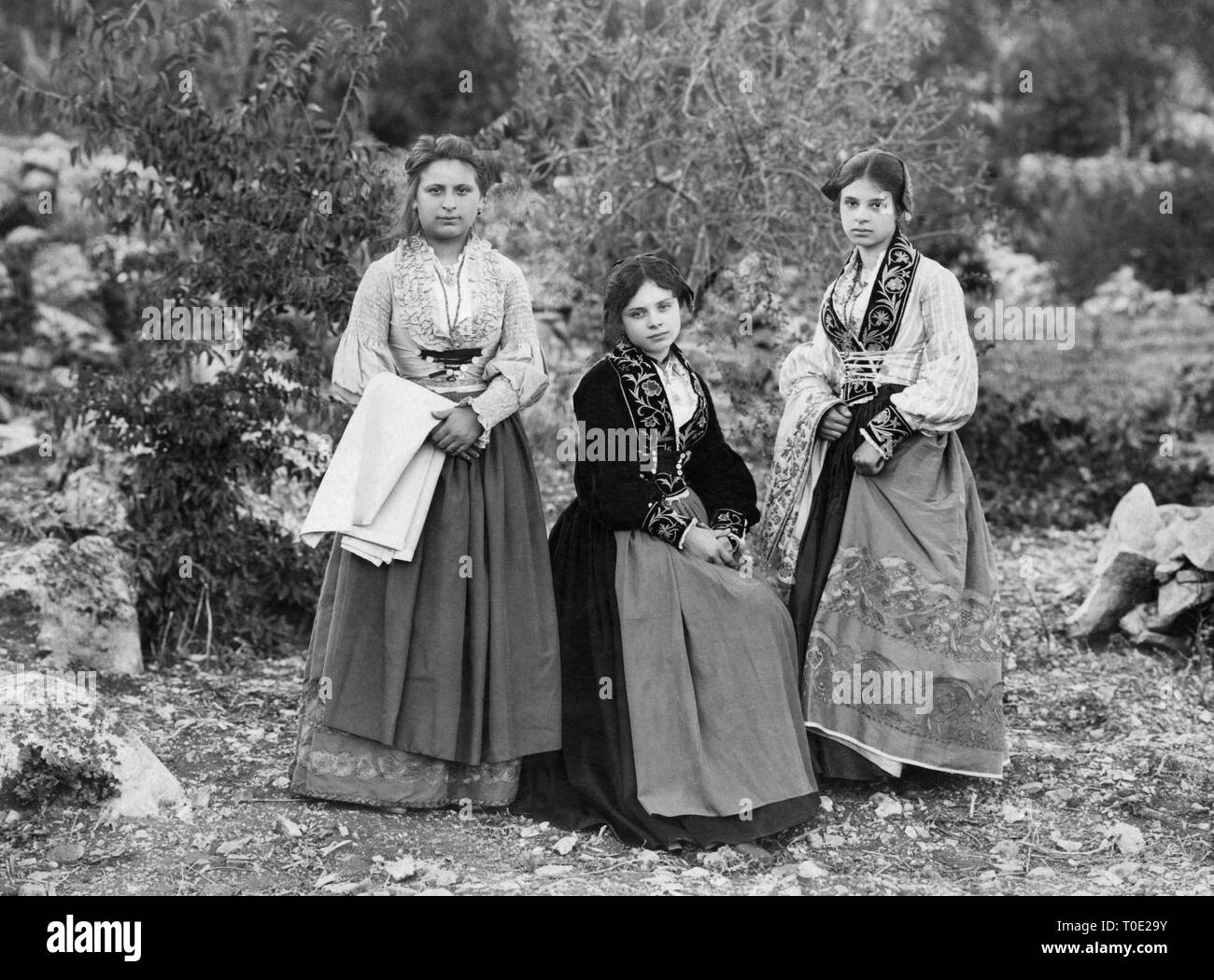 Mujeres en traje tradicional, Piana dei Greci, Sicilia, Italia 1910  Fotografía de stock - Alamy