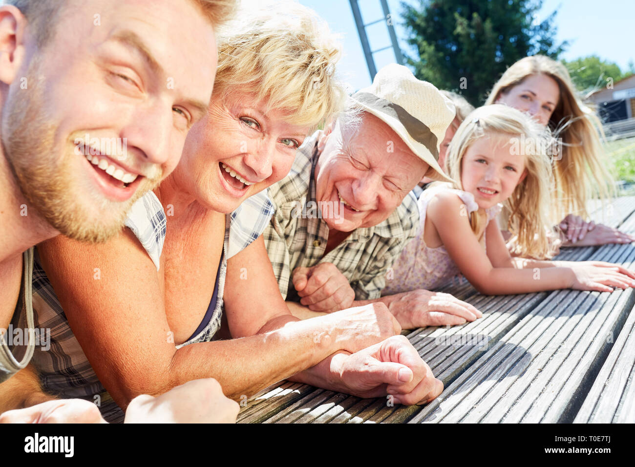 Familia vacaciones de verano en el lago con abuelos y niños felices Foto de stock