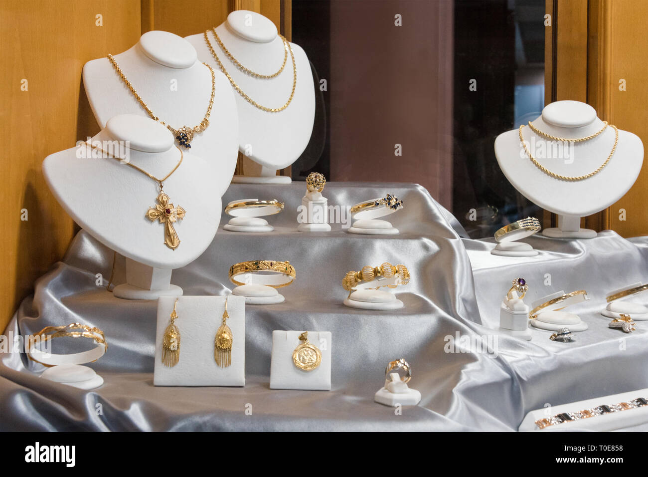 Joyas anillos de diamantes y collares mostrar en lujo tienda escaparate  escaparate Fotografía de stock - Alamy