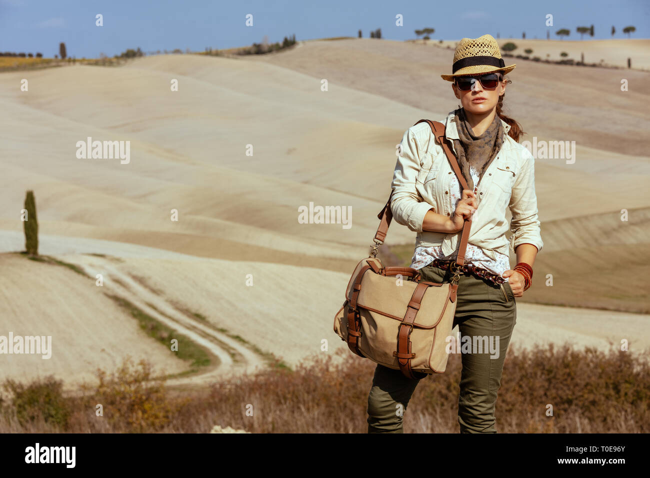 Retrato de una mujer que viaja sola aventura en senderismo ropa con bolsa  en la Toscana senderismo en verano Fotografía de stock - Alamy