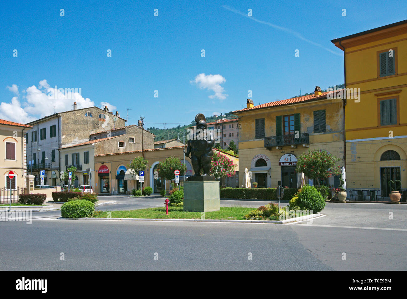 Piazza Matteotti plaza con la escultura'il Guerriero' de Botero, Pietrasanta, Toscana, Italia Foto de stock