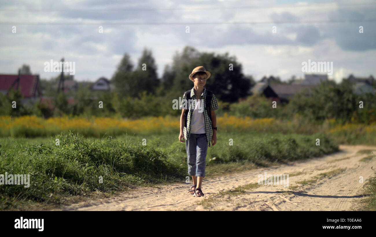 Muchacho feliz viaja alrededor del campo Foto de stock