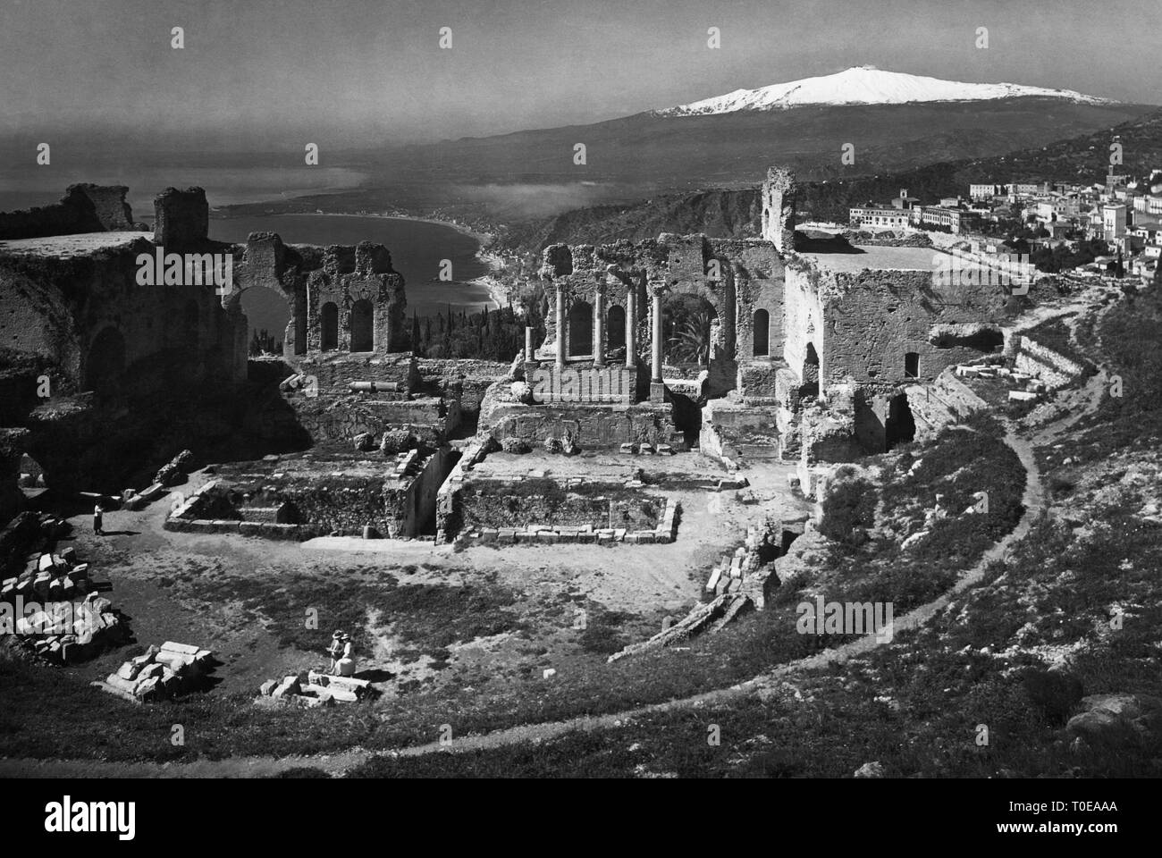 Italia, Sicilia, Taormina, el antiguo teatro de Taormina, jardines y el Monte Etna, 1940 Foto de stock