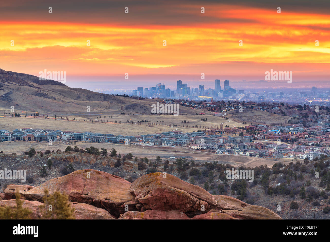 Denver, Colorado, EE.UU. ciudad vistos desde rocas rojas al amanecer. Foto de stock