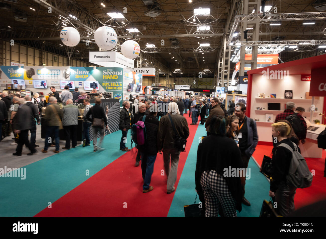 Una muchedumbre en movimiento y vista de personas se congregan en la fotografía Show 2019 en el centro de exposiciones NEC en Birmingham. Foto de stock