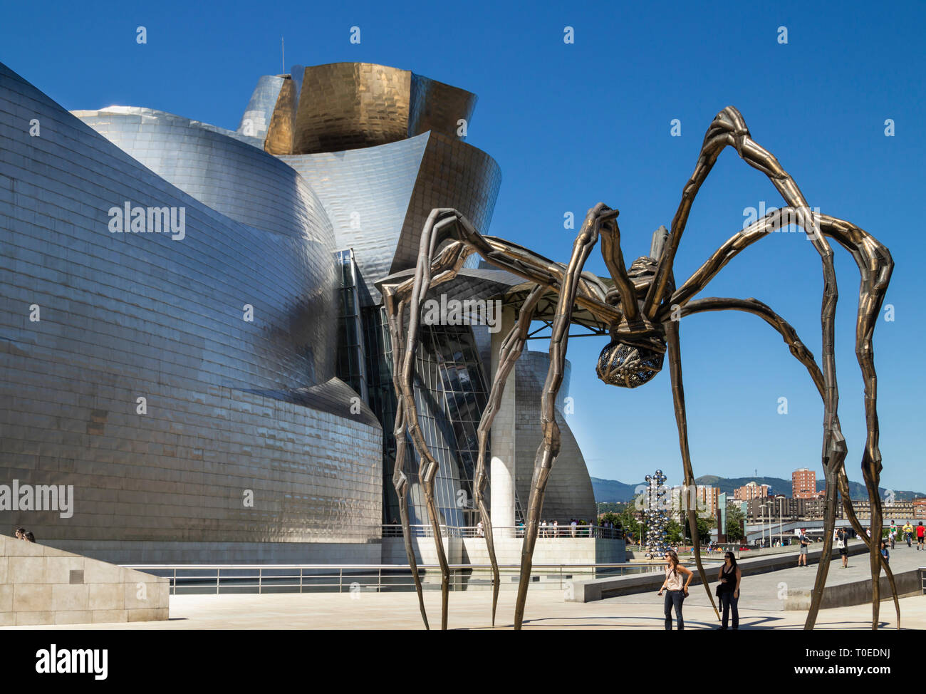 Escultura araña 'maman' por Louise Bourgeois fuera del museo Guggenheim en Bilbao, España. Foto de stock