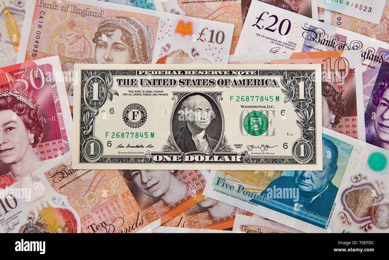 Un dólar de los Estados Unidos bill con British billetes en el fondo Foto de stock