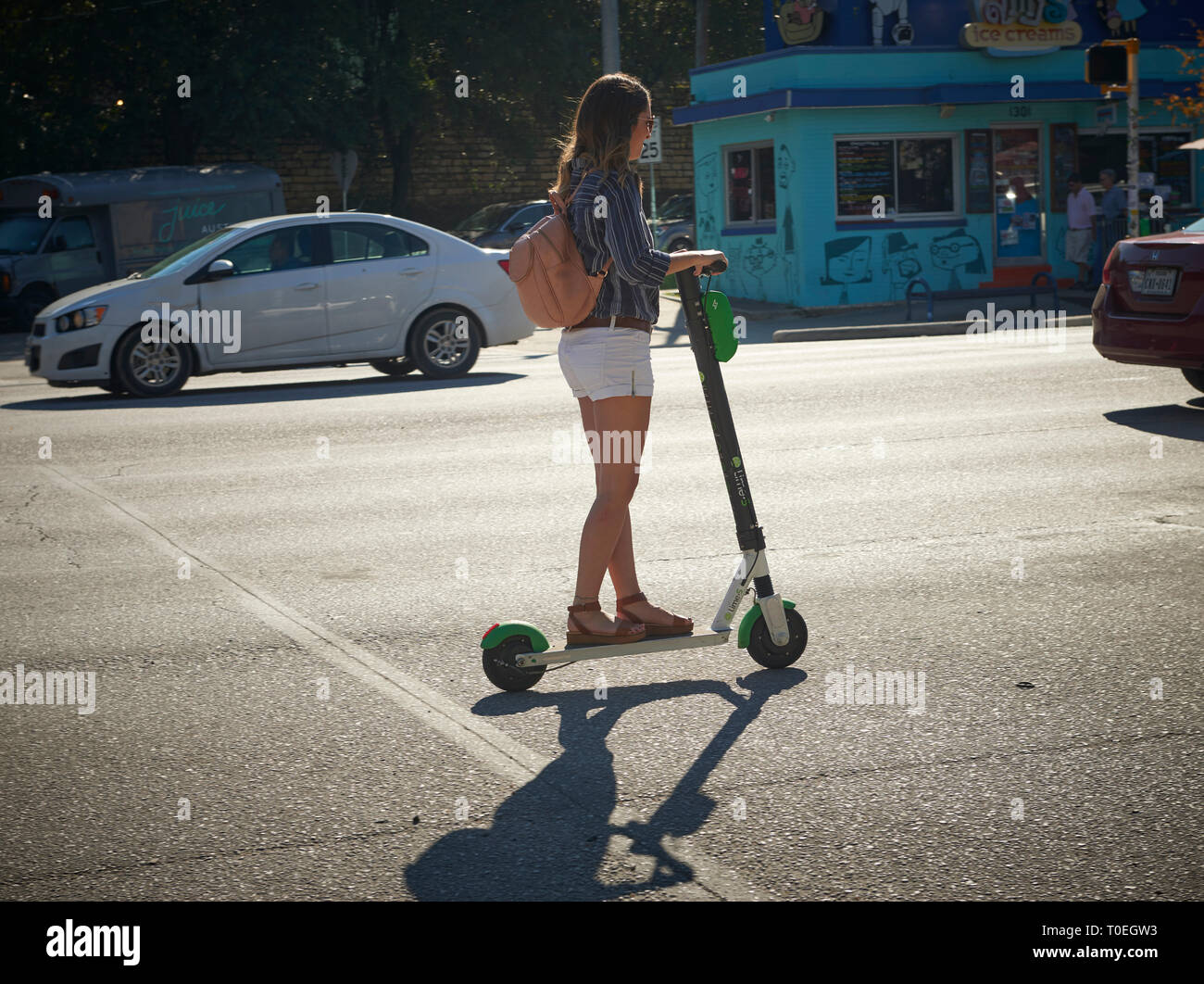 Mujer caballo E Scooter eléctrico para coches, South Congress Avenue, Austin, Texas Foto de stock