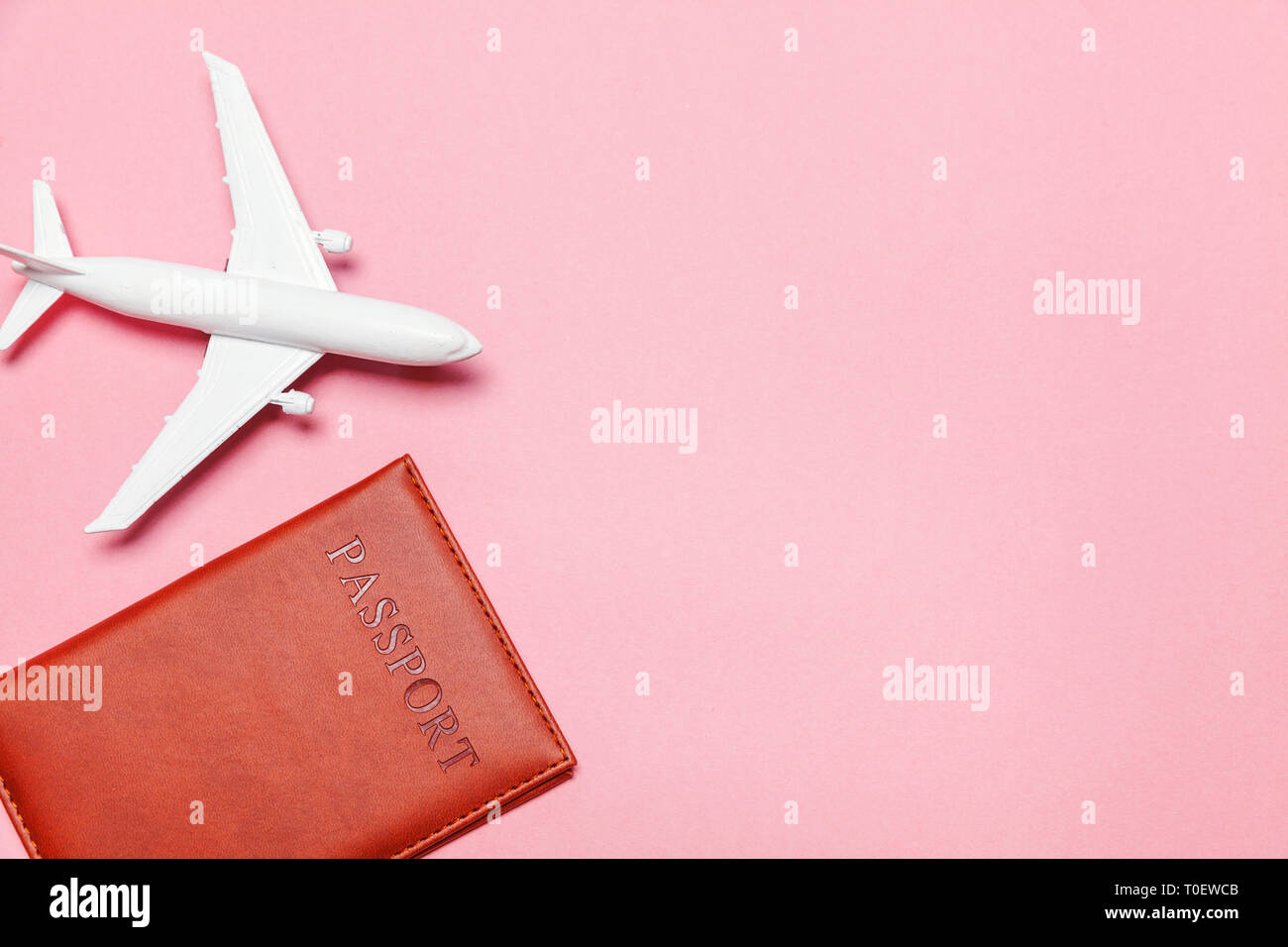 Accesorios de vacaciones de viaje de fin de semana de verano avión sobre  fondo rosa pastel espacio de copia concepto de viaje en avión