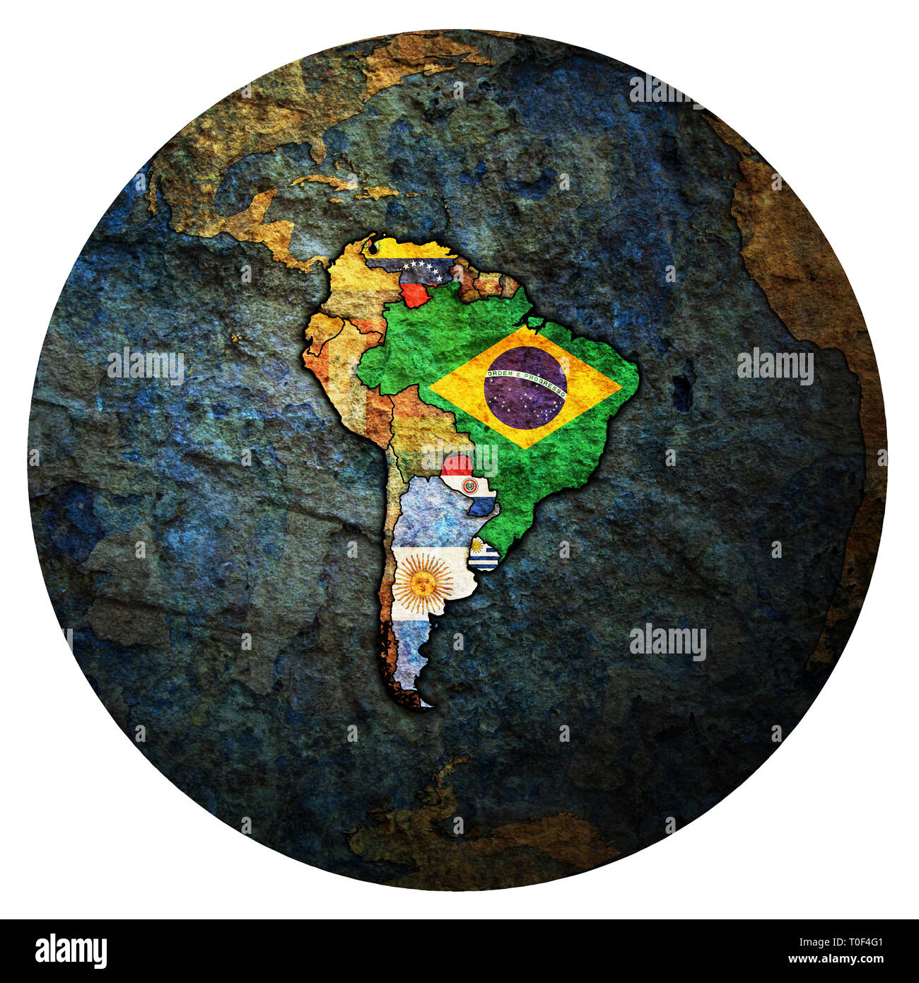 Las banderas de los países miembros del Mercosur, oficialmente llamado Mercado Común del Sur en el mapa político del mundo Foto de stock