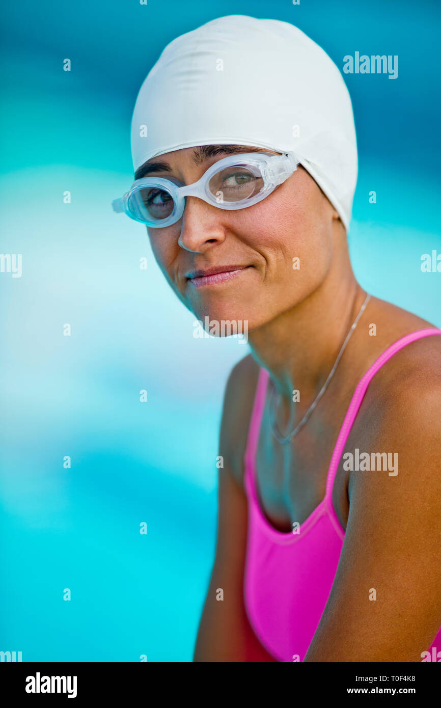 Retrato De Un Nadador Femenino Que Lleva Un Gorro De Baño Y Gafas De  Natación En Piscina De Agua Azul. Mujer Del Deporte. Fotos, retratos,  imágenes y fotografía de archivo libres de