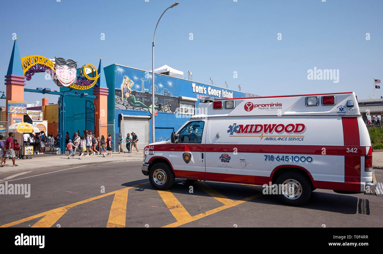 Nueva York, Estados Unidos - Julio 02, 2018: Una ambulancia estacionada en frente de el parque de diversiones de Coney Island. Foto de stock