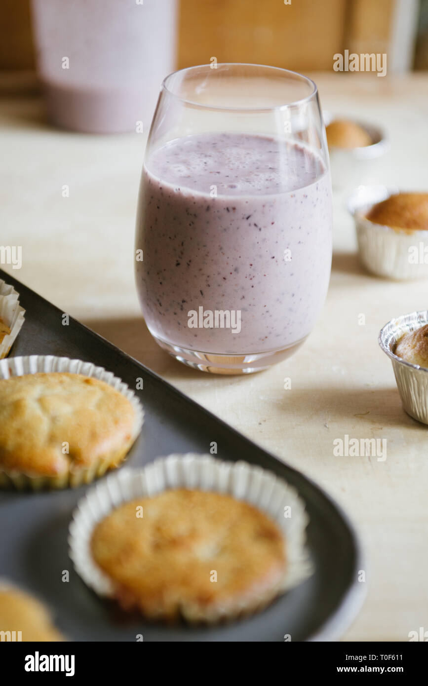 Blueberry batidos con lactosa milkbanana almendra magdalenas, concepto para un sano desayuno y merienda. Foto de stock