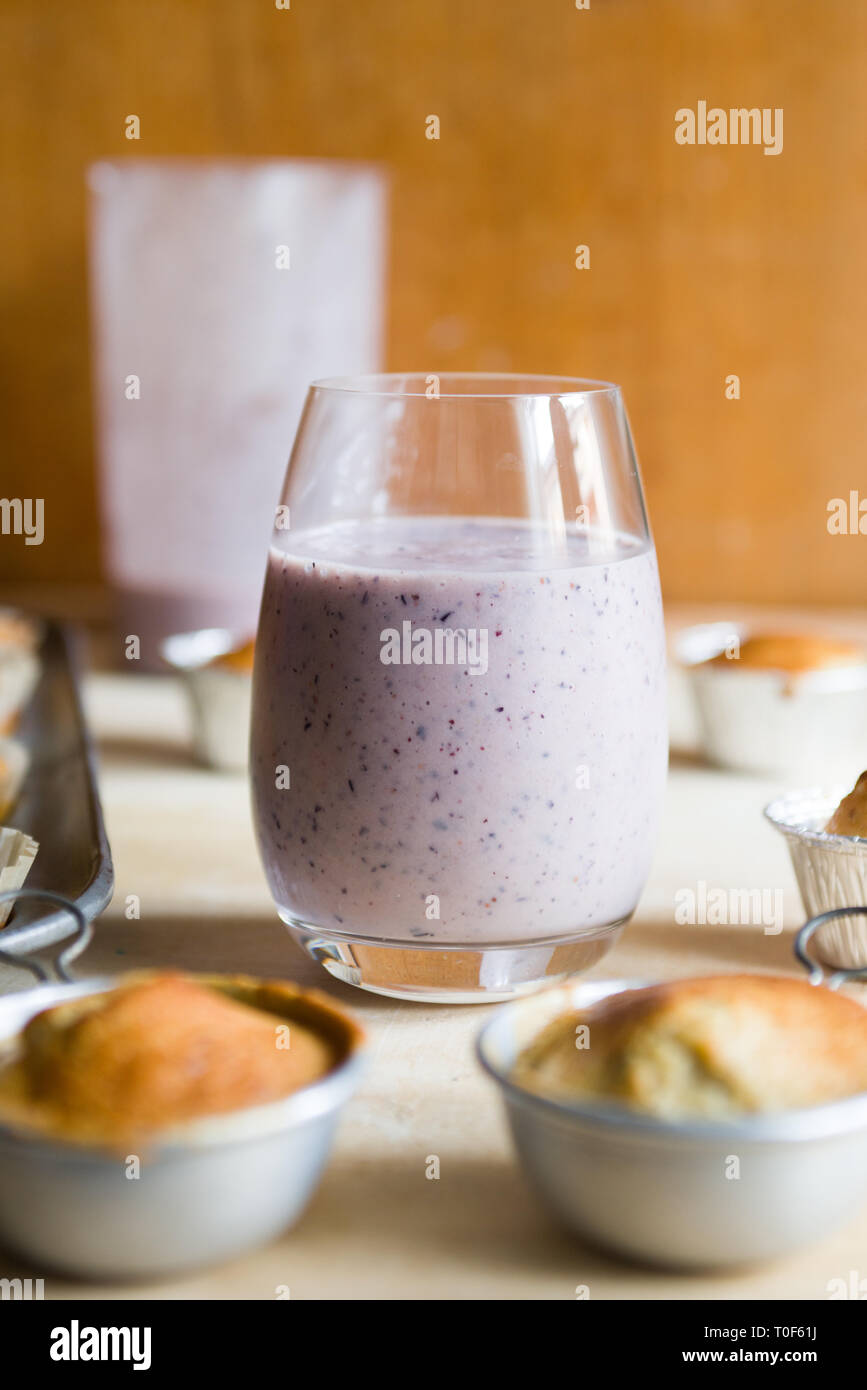 Blueberry batidos con lactosa milkbanana almendra magdalenas, concepto para un sano desayuno y merienda. Foto de stock