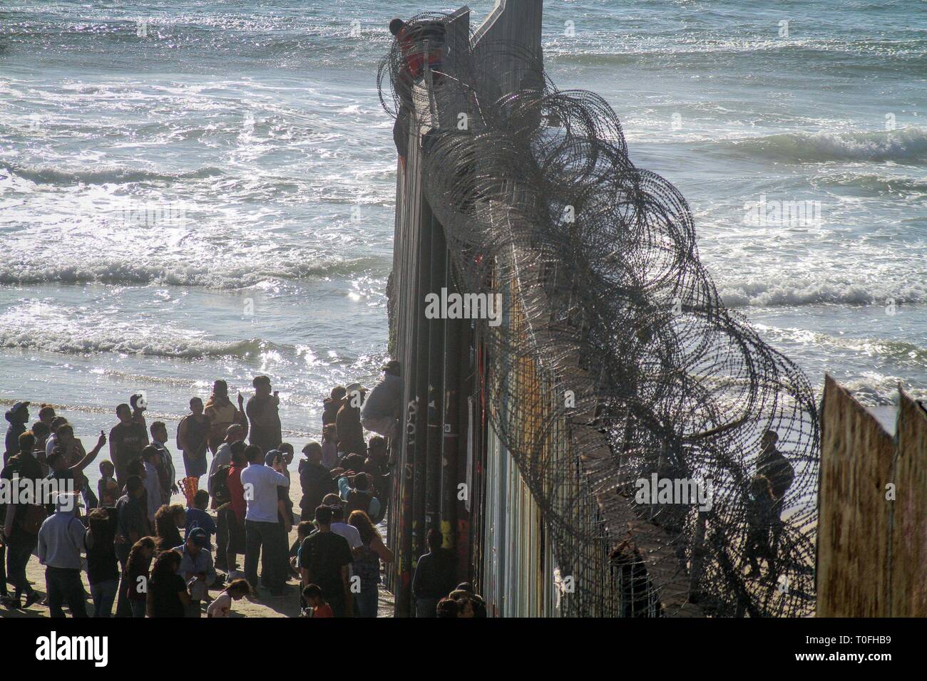 Baja California Mexico 19 Mar 2019 Decenas De Inmigrantes Intentan Entrar Ilegalmente En Los Estados Unidos