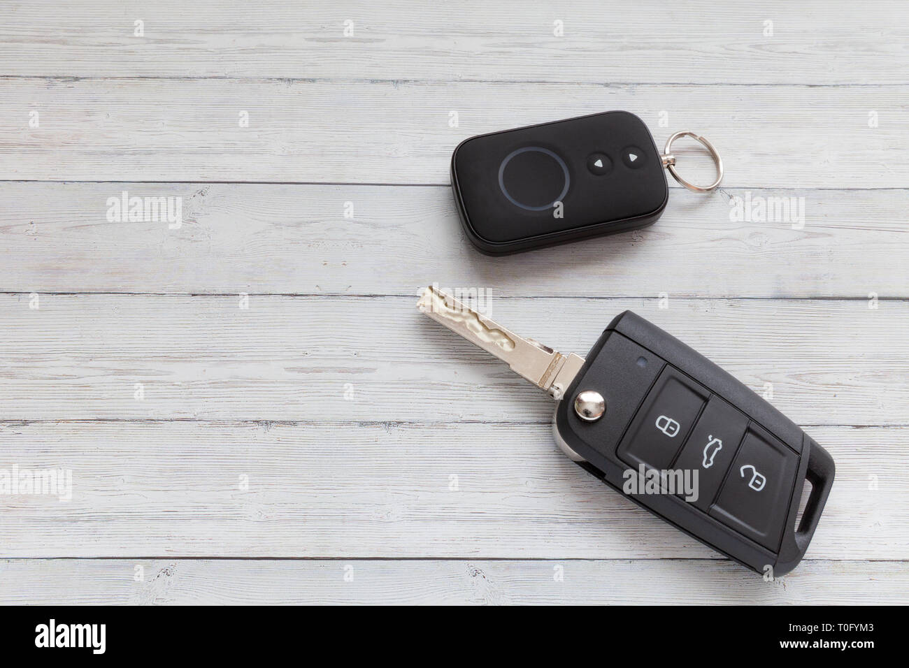 Abrir llave de coche con control remoto sobre fondo de madera, vista  superior Fotografía de stock - Alamy