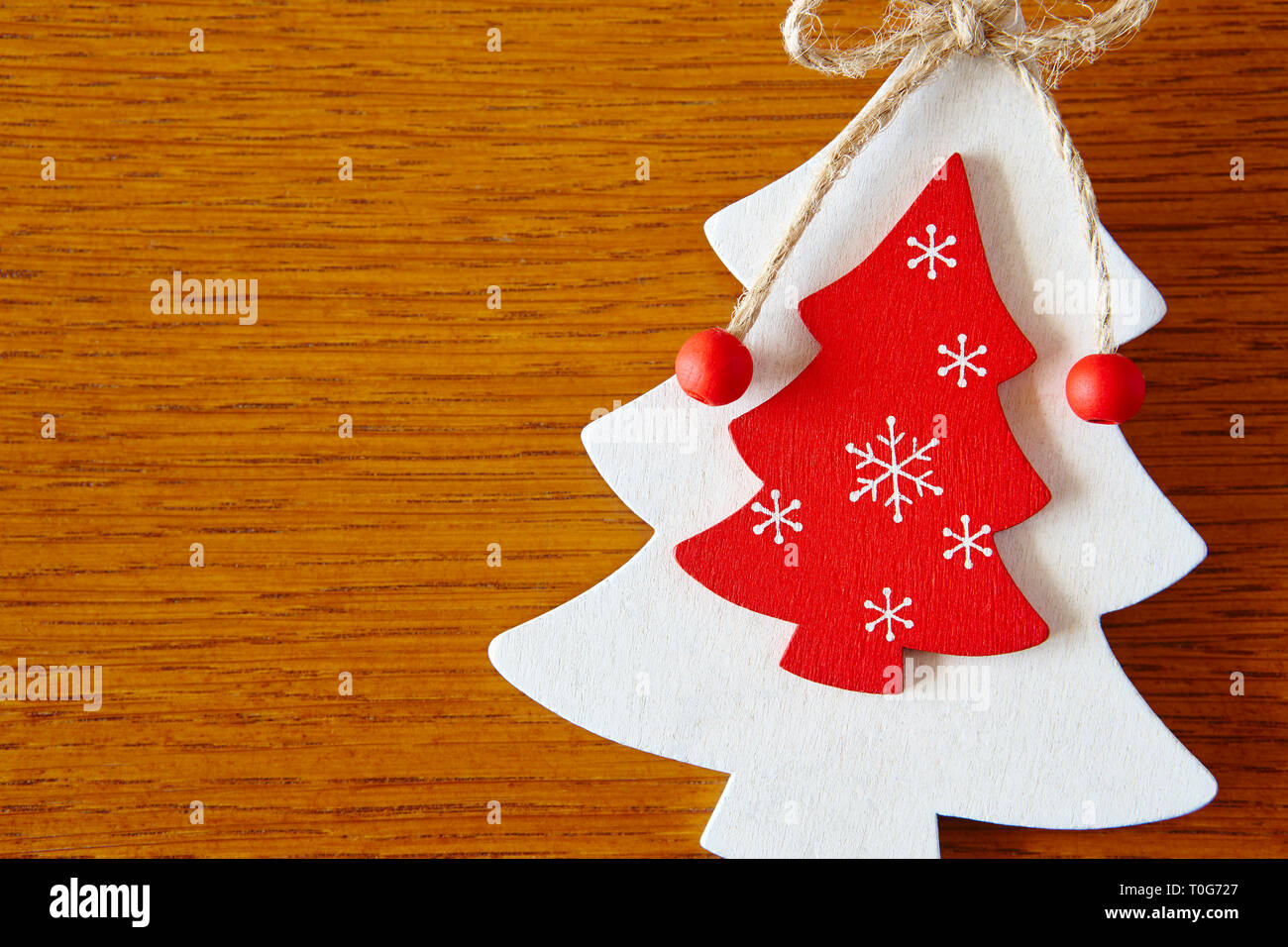 Navidad árbol de madera artesanales figuras en color blanco y rojo.  Decoración Fotografía de stock - Alamy