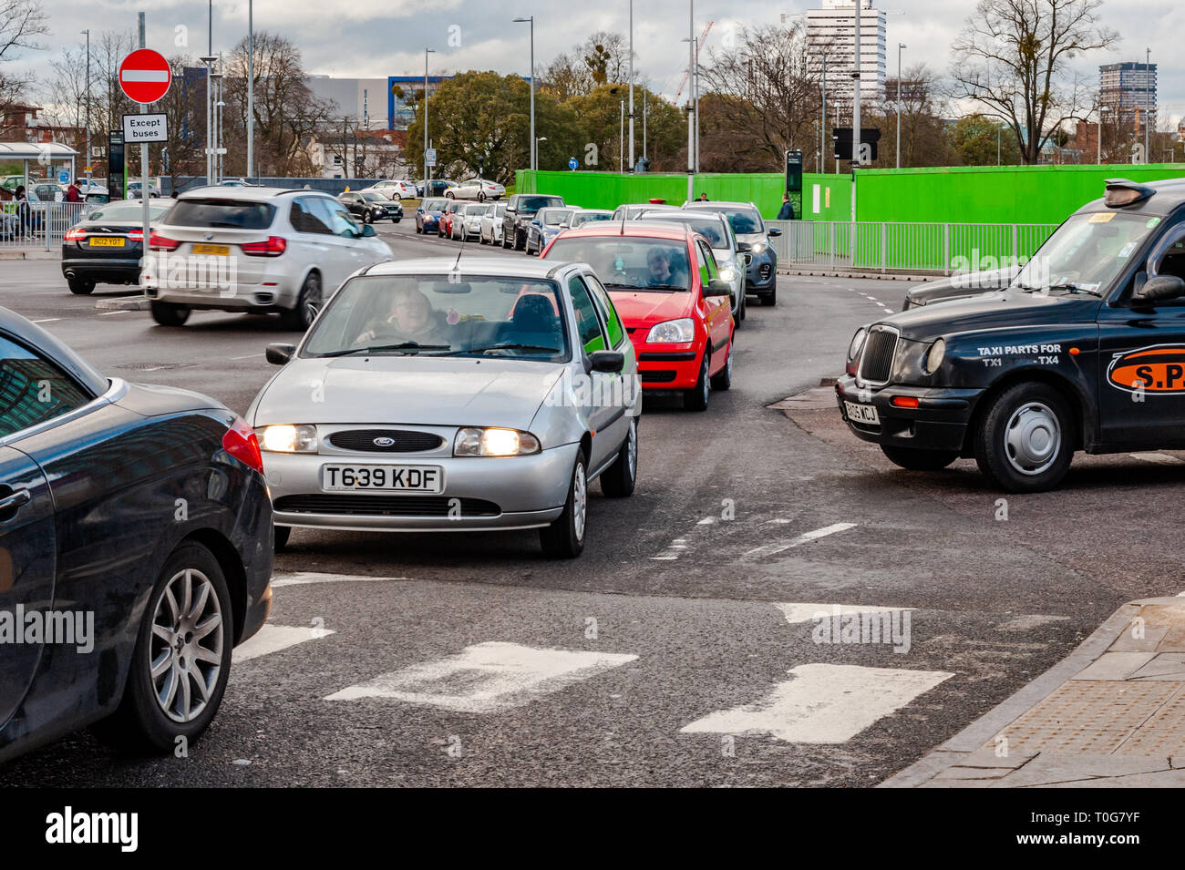 Automóviles y taxis en hora punta en la estación de tren de Coventry, Coventry, West Midlands, Reino Unido. Foto de stock