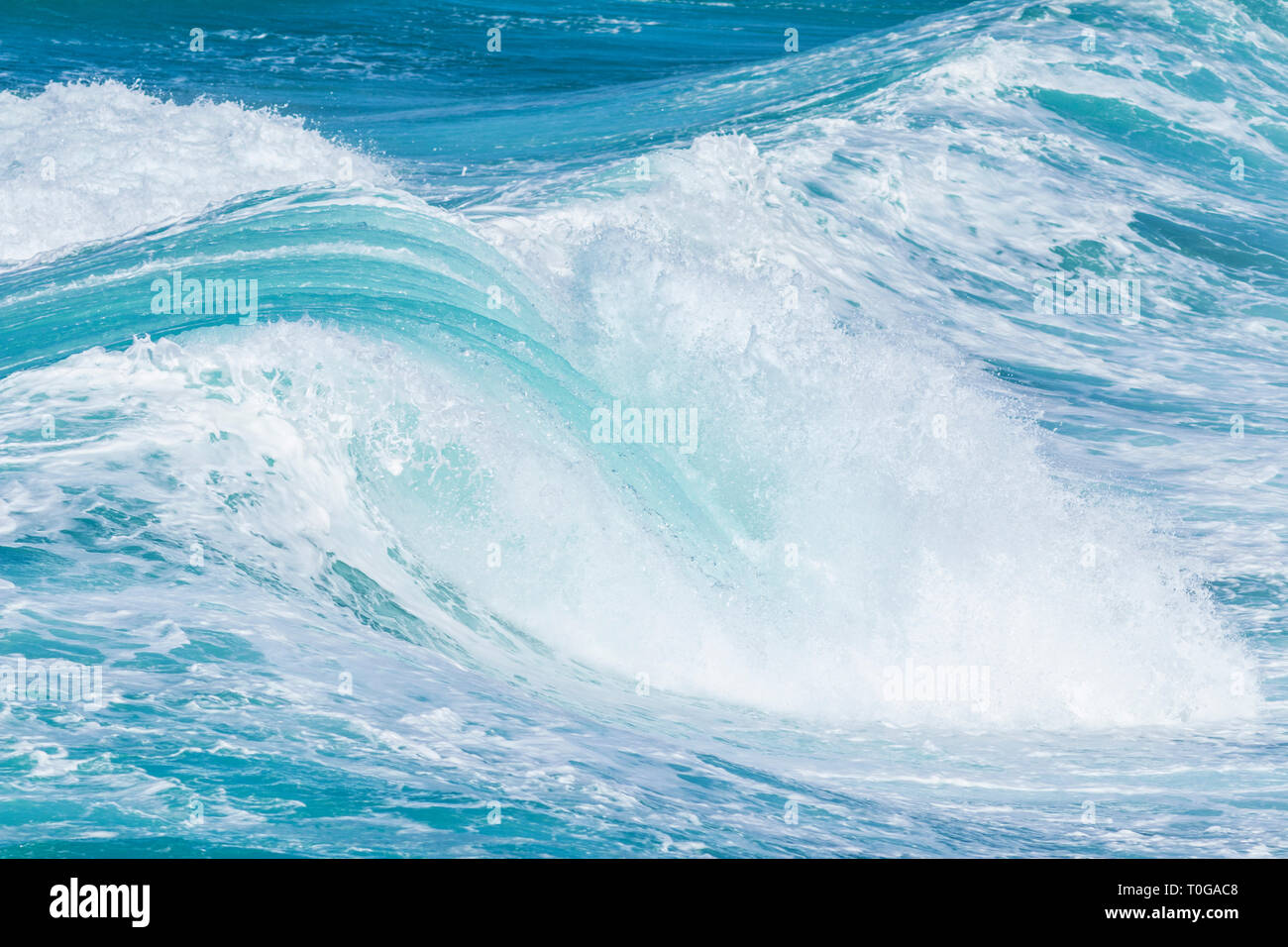 Enormes olas de mar que ruedan hacia la costa olas del océano Atlántico enormes olas Foto de stock