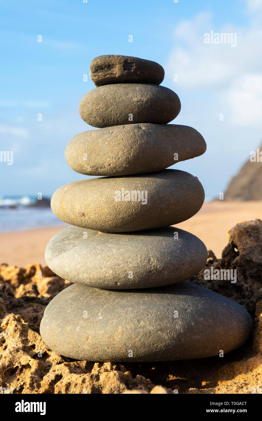Pila de piedras rocas balanceando piedras en playa Cairn Algarve Portugal UE Europa Foto de stock