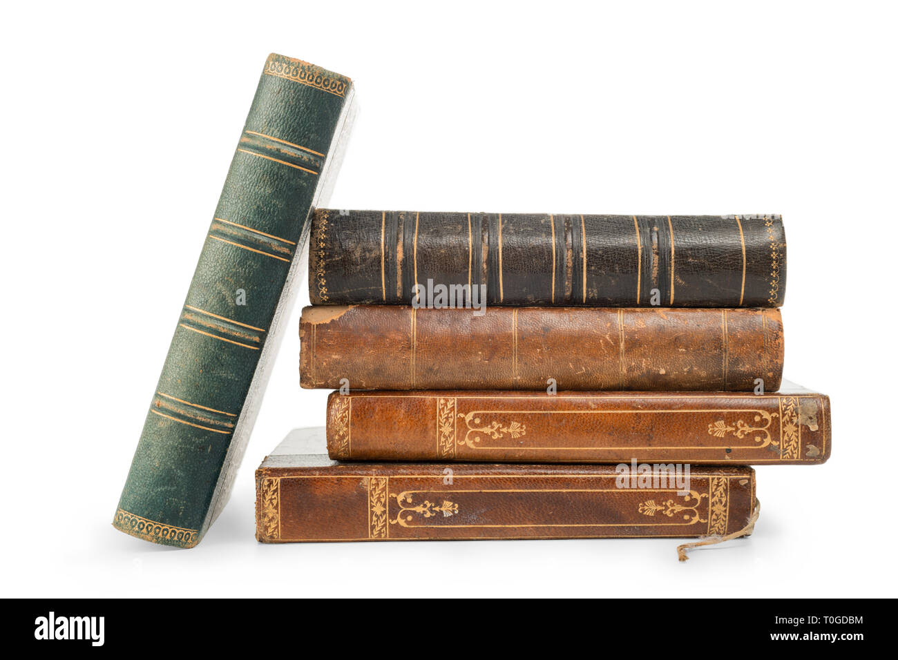 Grupo de libros antiguos aislado en blanco, trazado de recorte incluido Foto de stock
